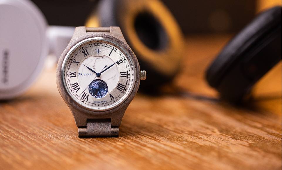 passion for details in wood watchmaking